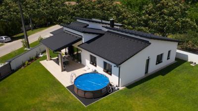 Sötét színű betoncserép - tető ötlet, modern stílusban