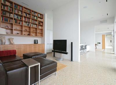 Faltól falig könyvespolc - nappali ötlet, modern stílusban