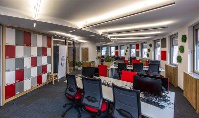 Kellemes irodai környezet és sok-sok fény - dolgozószoba ötlet, modern stílusban