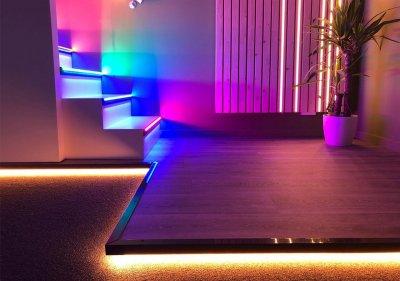 Lépcsővilágítás RGBW LED szalagokkal - előszoba ötlet, modern stílusban
