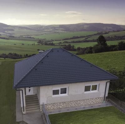 Antracit betoncserép lakóházon - tető ötlet, modern stílusban