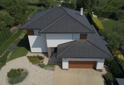 Modern ház antracit tetőcseréppel - tető ötlet, modern stílusban