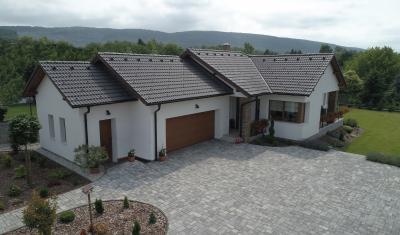 Beton tetőcserép lakóházon - tető ötlet, modern stílusban