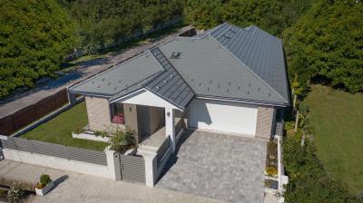 Platina színű betoncserép - tető ötlet, modern stílusban