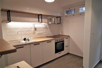 Kis lakás elkészült konyhája - konyha / étkező ötlet, modern stílusban