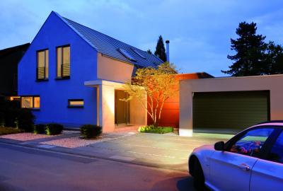 Szürke szekcionált garázskapu - garázs ötlet, modern stílusban