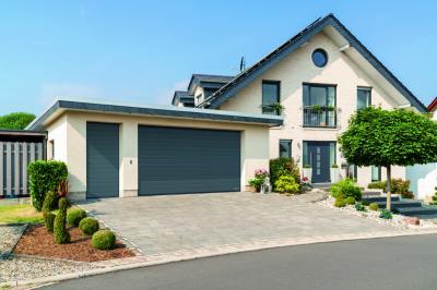 Sötétszürke garázskapu - garázs ötlet, modern stílusban