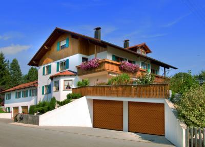 Szekcionált garázskapu - garázs ötlet, klasszikus stílusban