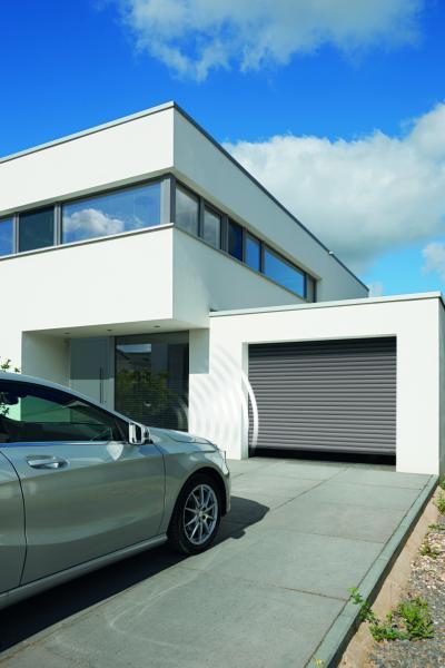 Redőny garázskapu távirányítással - garázs ötlet, modern stílusban