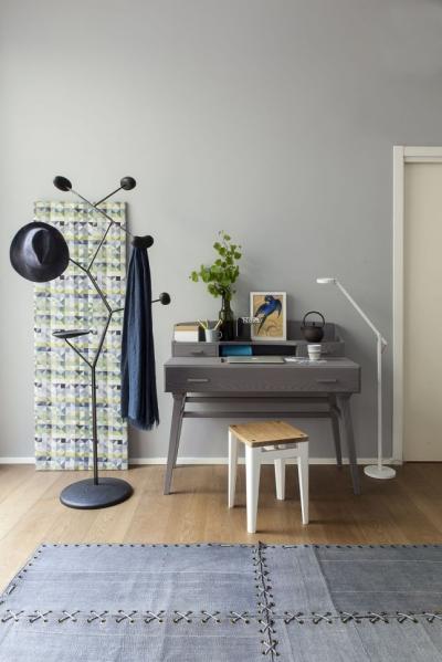 Íróasztal és design fogas - nappali ötlet, modern stílusban