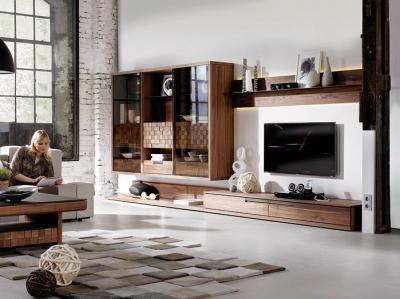 Ötvözve az anyagokat - nappali ötlet, modern stílusban