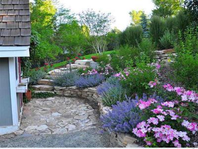 Virágágyás az udvarban9 - külső továbbiak ötlet, rusztikus stílusban