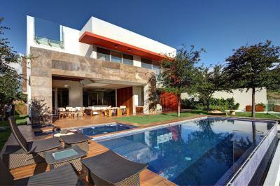 Modern családi ház medencével - kert / udvar ötlet, modern stílusban