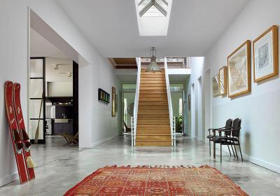 Látványos lépcsőház - előszoba ötlet