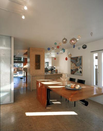 Ház árnyékolókkal - konyha / étkező ötlet, modern stílusban