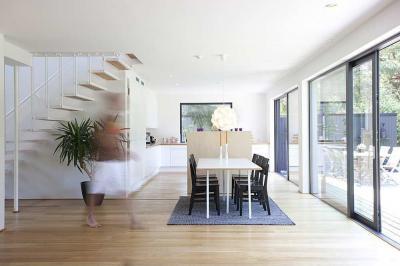 Egyterű nappali konyhával étkezővel - konyha / étkező ötlet, modern stílusban