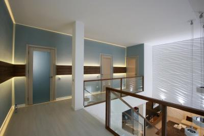 Feljárat a galériára - nappali ötlet, modern stílusban