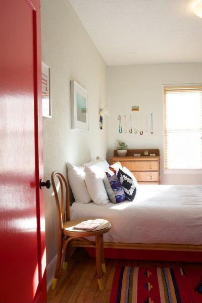 Piros ajtó - háló ötlet, modern stílusban