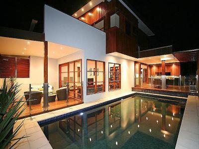 Medencék a ház körül 42 - medence / jakuzzi ötlet, modern stílusban