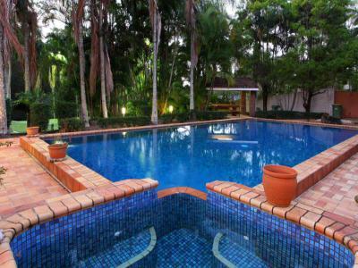 Medencék a ház körül 43 - medence / jakuzzi ötlet, modern stílusban