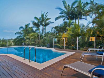 Medencék a ház körül 46 - medence / jakuzzi ötlet, modern stílusban