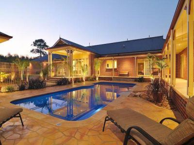 Medencék a ház körül 68 - medence / jakuzzi ötlet, modern stílusban