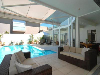 Medencék a ház körül 78 - medence / jakuzzi ötlet, modern stílusban