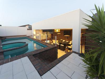 Medencék a ház körül 97 - medence / jakuzzi ötlet, modern stílusban