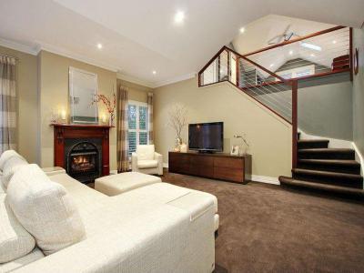 Kandallós házak44 - nappali ötlet, modern stílusban