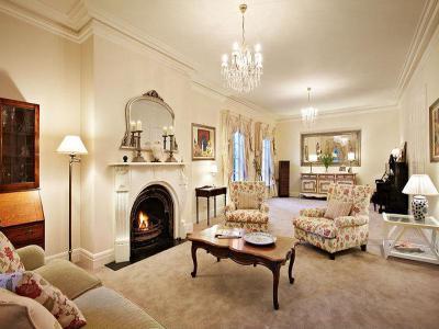 Kandallós házak54 - nappali ötlet, klasszikus stílusban