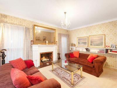 Kandallós házak92 - nappali ötlet, klasszikus stílusban