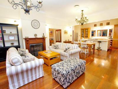 Kandallós házak14 - nappali ötlet, klasszikus stílusban