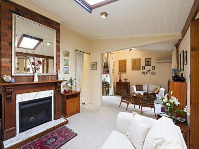 Kandallós házak83 - nappali ötlet, modern stílusban