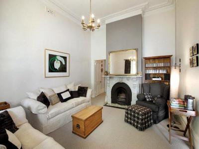 Kandallós házak92 - nappali ötlet, klasszikus stílusban