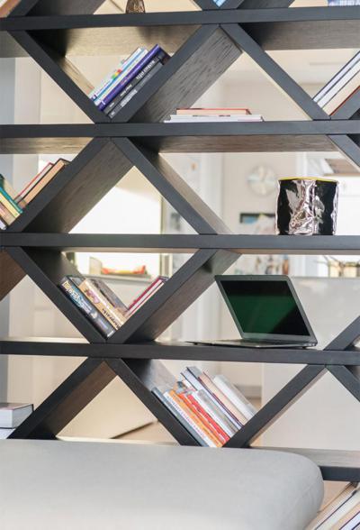 Különleges könyvespolc - nappali ötlet, modern stílusban