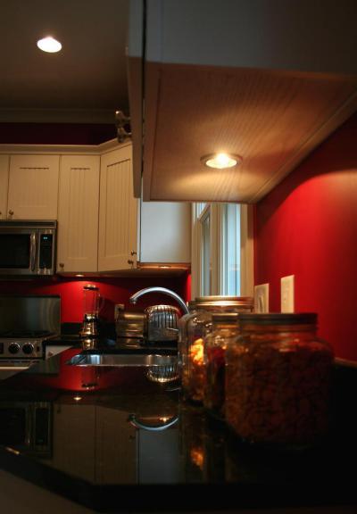 Vörös fekete konyha - konyha / étkező ötlet, modern stílusban
