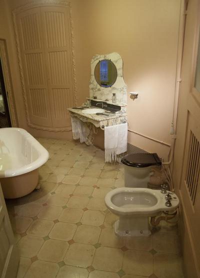 Spanyol fürdőszoba - fürdő / WC ötlet, mediterrán stílusban
