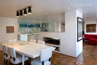 Kandalló a szoba közepe - konyha / étkező ötlet, modern stílusban