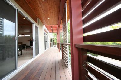 Hosszú terasz - erkély / terasz ötlet, modern stílusban