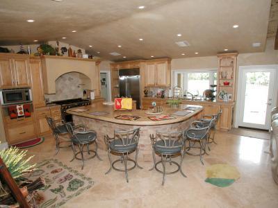 Világos konyha - konyha / étkező ötlet, klasszikus stílusban