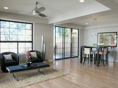 Krém színű nappali - konyha / étkező ötlet, modern stílusban