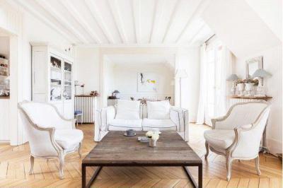 Barnás-fehér összhang - nappali ötlet, klasszikus stílusban