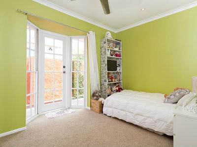 Almazöld falak - gyerekszoba ötlet, modern stílusban