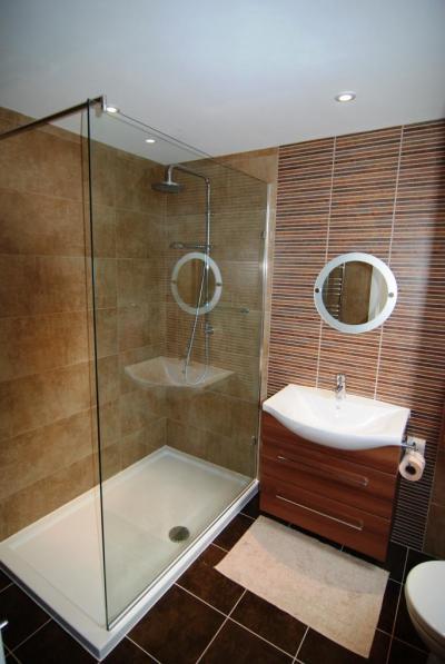 Barna fürdőszoba - fürdő / WC ötlet, modern stílusban