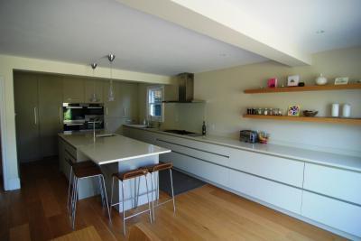 Modern hosszú konyha - konyha / étkező ötlet, modern stílusban