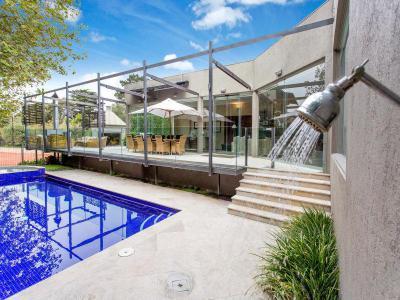 Keretes terasz  - medence / jakuzzi ötlet, modern stílusban