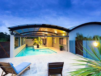 Napozóágyak  - medence / jakuzzi ötlet