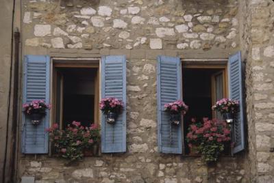 Virágok az ablakban  - homlokzat ötlet, mediterrán stílusban