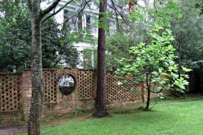 Átjáró a kőfalon - kert / udvar ötlet, modern stílusban