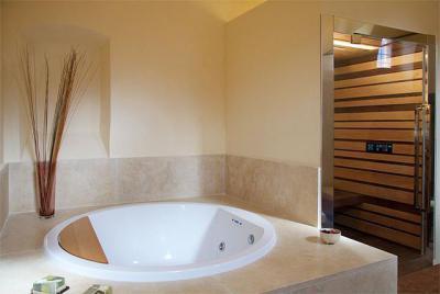 Kör alakú kád  - fürdő / WC ötlet, modern stílusban